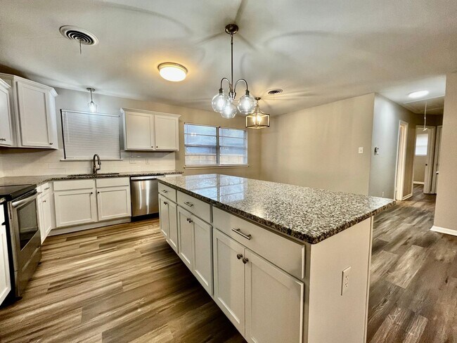 Foto del edificio - Beautiful 3 Bedroom 2 Bath Home