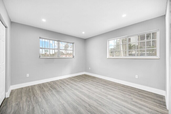 Building Photo - 643 NE 149th St