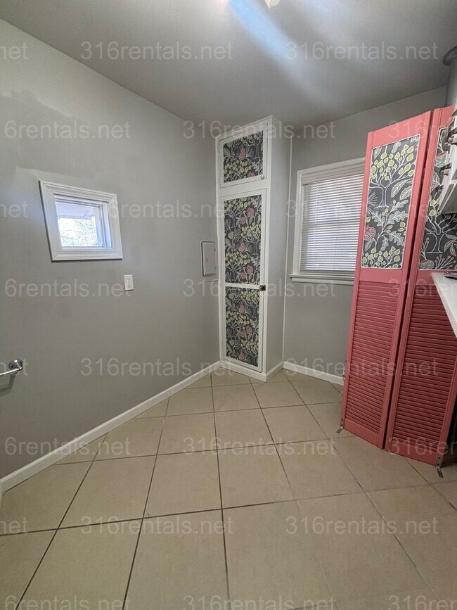 Foto del edificio - 3 bed 1 1/2 bath house available Now!!