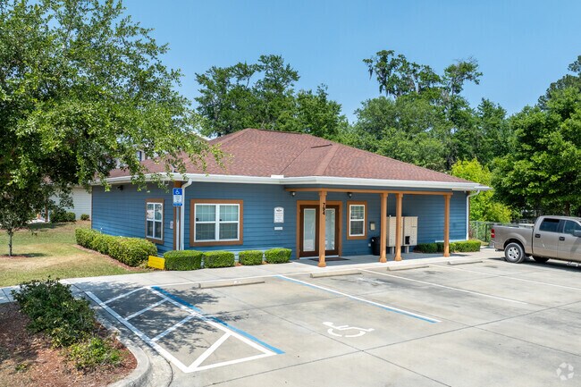 Oficina de arrendamiento - American Way Townhomes