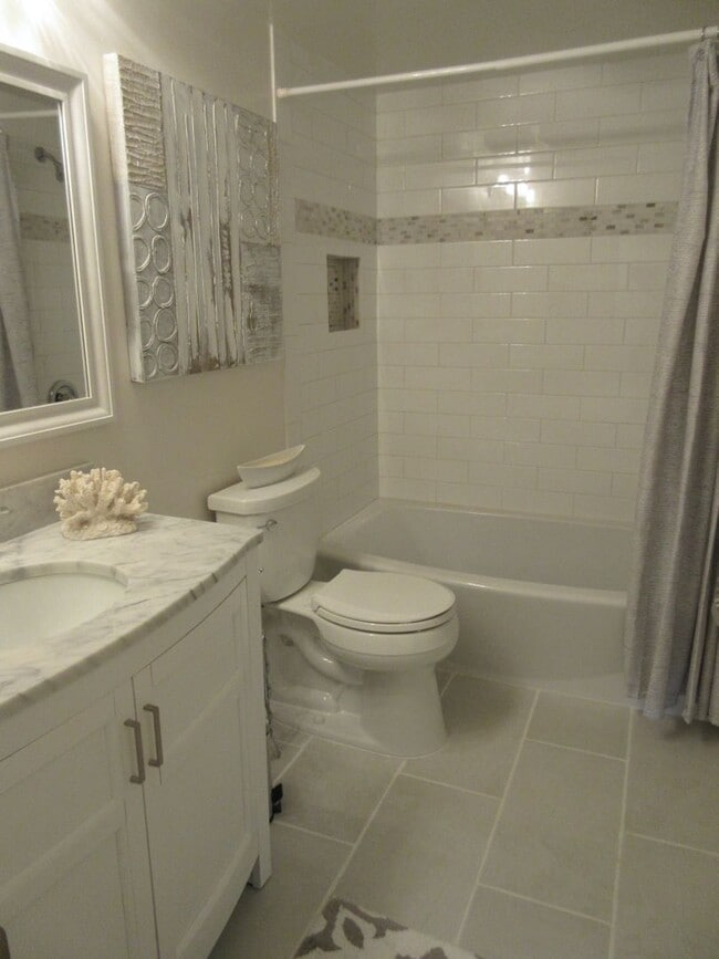 Building Photo - 2 bedroom 1 full bath condo with back patio