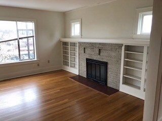 Exceptionally large 20'x16' Formal Living Room w/ proper Fireplace - 115 Florentia St