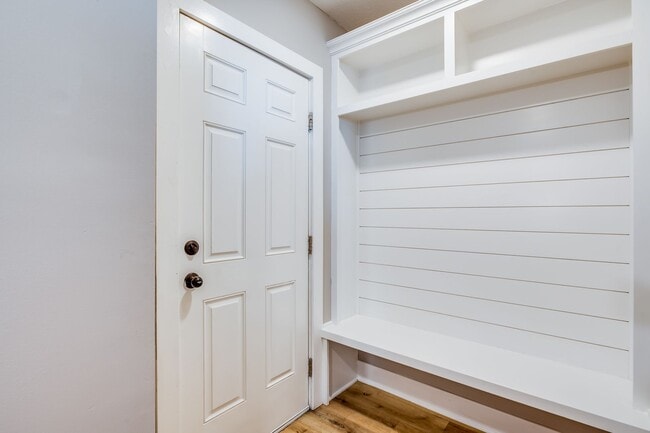Building Photo - Enchanting 3 Bedroom 1 Bathroom Home Locat...