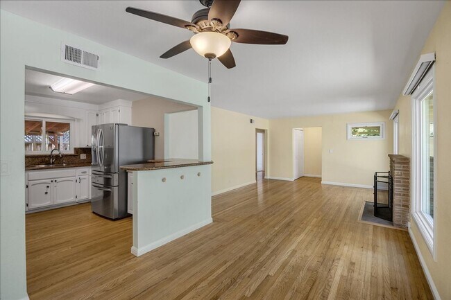 Foto del edificio - Spacious 3 bed 2 bath home in Mt. Carmel