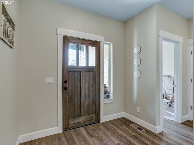 Foto del edificio - 3Bd/2Ba Home in North Plains ~ Washer & Dr...