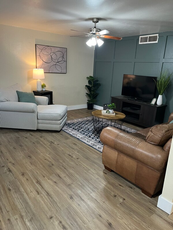 Primary Photo - 512 N Iroquois Ave