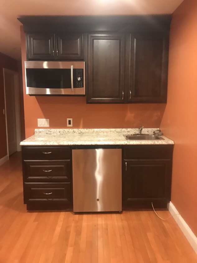 Beautiful newly constructed studio with a beautiful full bathroom with jacuzzi tub and shower. All . - 65 Babylon Ave