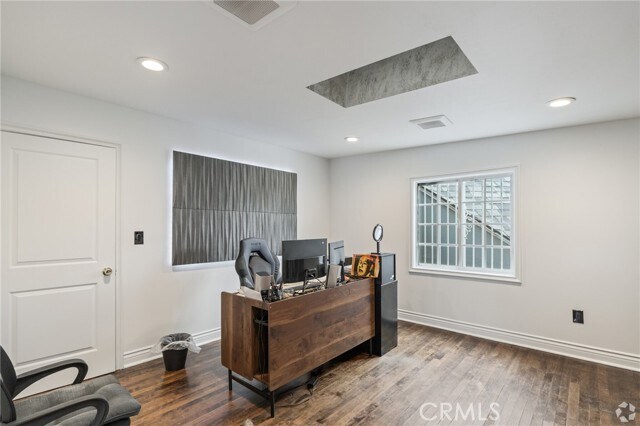 Foto del edificio - 6000 Woodman Ave