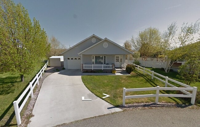 Building Photo - 3 bed 2 bath home in a great neighborhood