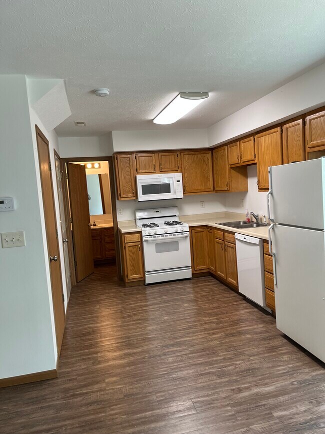 Building Photo - 400 S Clover Ln