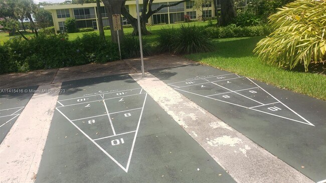 Building Photo - 550 Oaks Ln