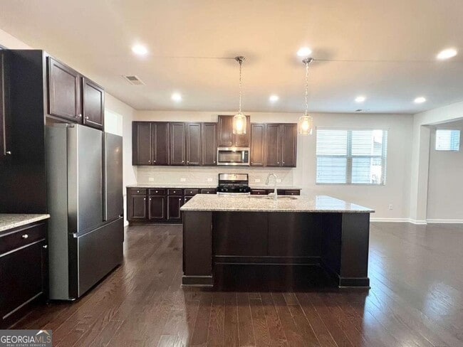 Building Photo - 370 Broadmoor Dr