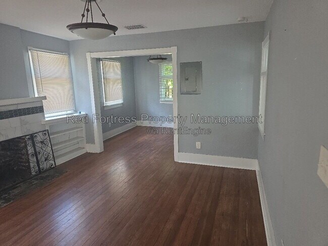 Foto del edificio - 1609 Poinsettia Ave