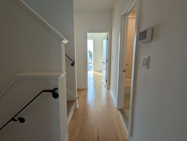 Building Photo - Port Richmond 4 Bedroom