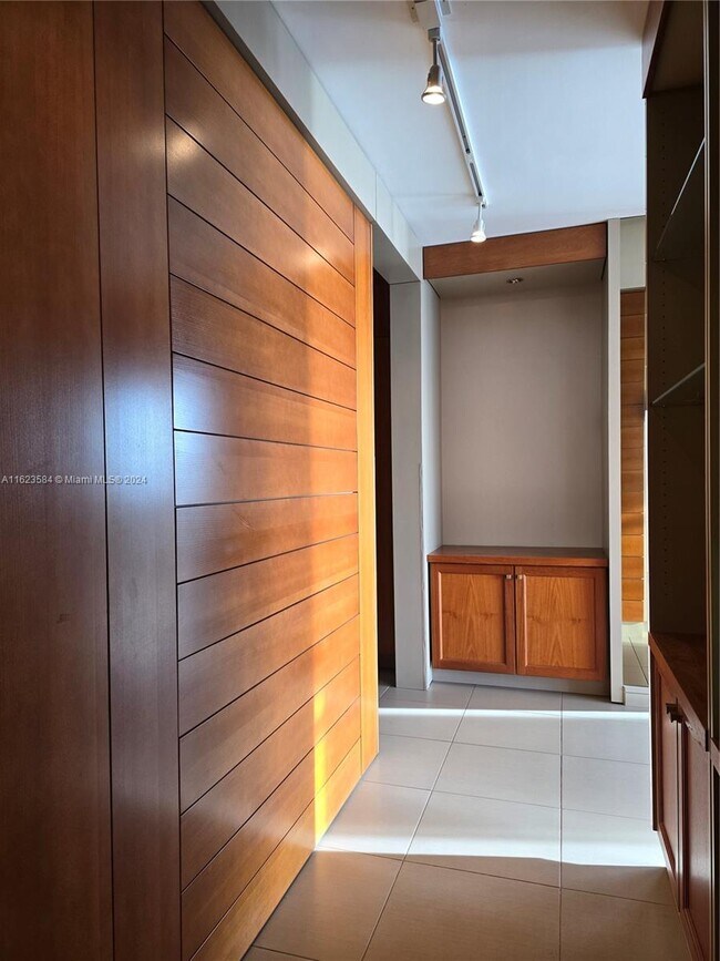 Foto del edificio - 600 NE 36th St