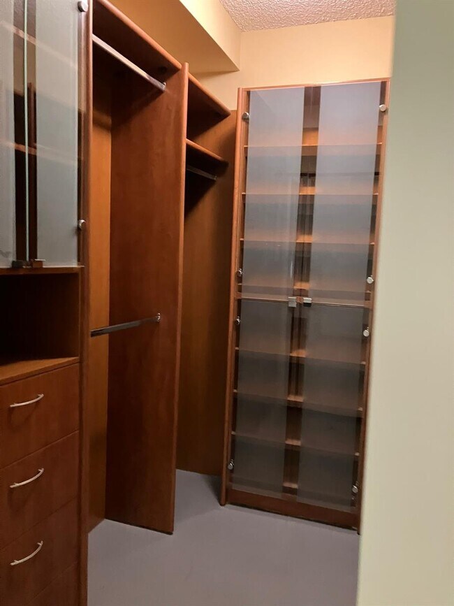 Foto del edificio - 17145 N Bay Rd