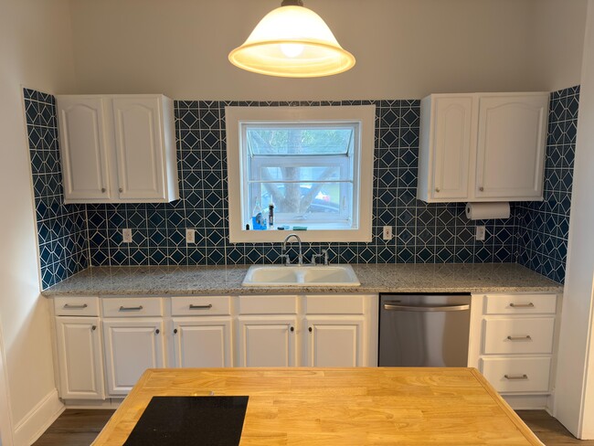 Building Photo - 302 N Sumner St