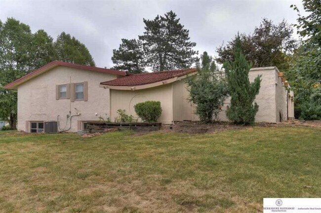 Building Photo - 4 bedroom in Omaha NE 68152-0000