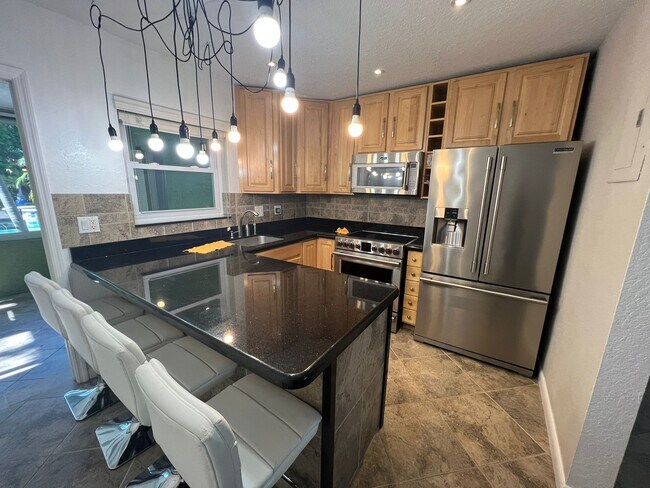 Foto del edificio - 845 NE 37th St