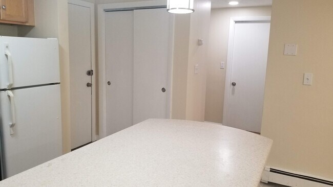 Armarios de cocina y pasillos - 29 Harvard Ave