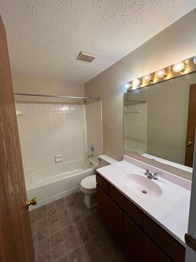 Foto del edificio - Beautiful 2BR/2BA Condo with Pool, Fitness Center & Private Balcony