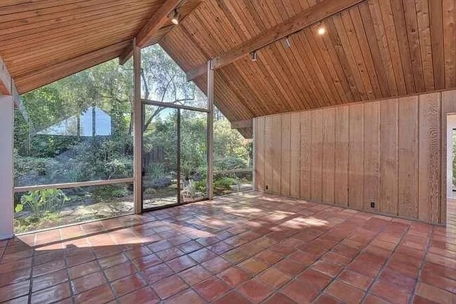 Foto del edificio - Gorgeous Eicher, spacious floor plan, grea...