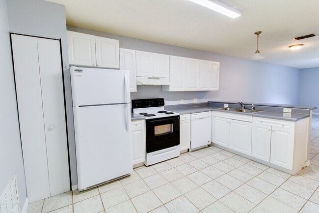 Building Photo - 438 Jennifer Ln