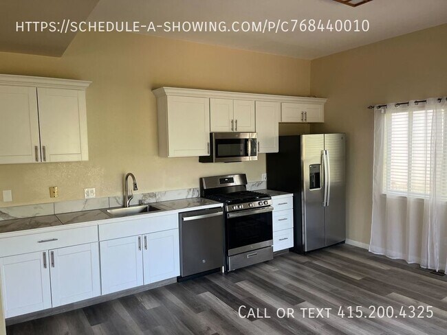 Building Photo - Don't miss out on this 2bd 2ba duplex in t...