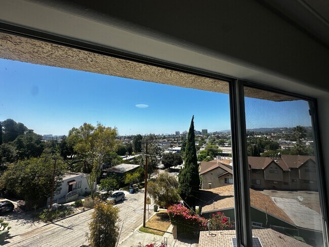 Foto del edificio - 4003 Sunset Dr