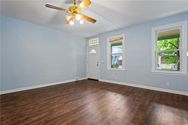 Foto del edificio - Beautiful Renovated 5 Bedroom House!