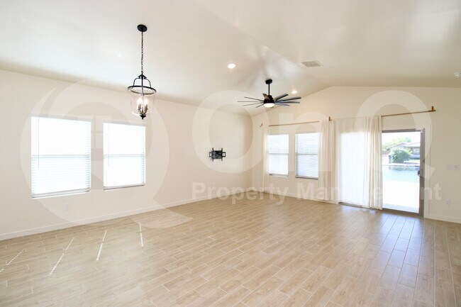 Foto del edificio - 22090 N Belt Dr