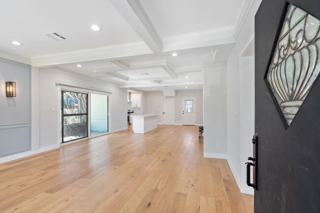 Building Photo - 1828 W 47th St