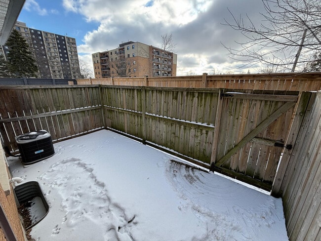 Building Photo - 354 Collingwood St