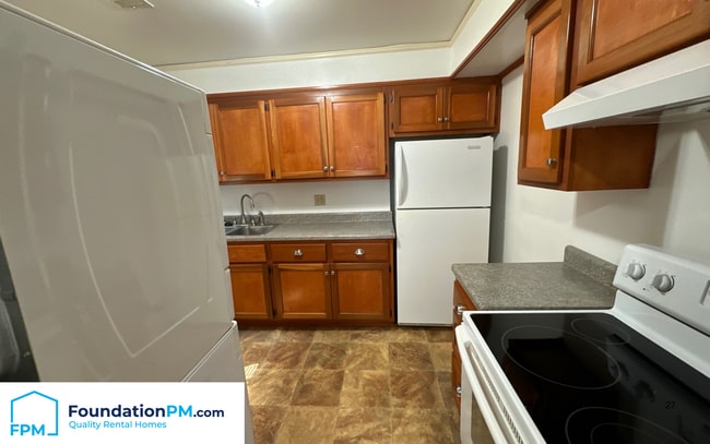Building Photo - 3143 S Lafayette Cir