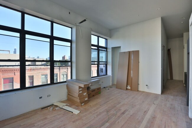 Building Photo - Brand New 1 Bed in Wicker Park. 12' Ceilings. Huge Windows, Elevator Building. Roof Deck. Free In...