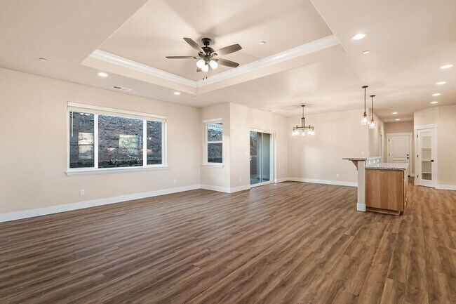 Building Photo - Open Floor Plan 3 Bedroom, 2 Bath Home in ...