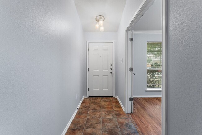 Foto del edificio - 3 Bed 2 Bath located in Astoria Place Subd...