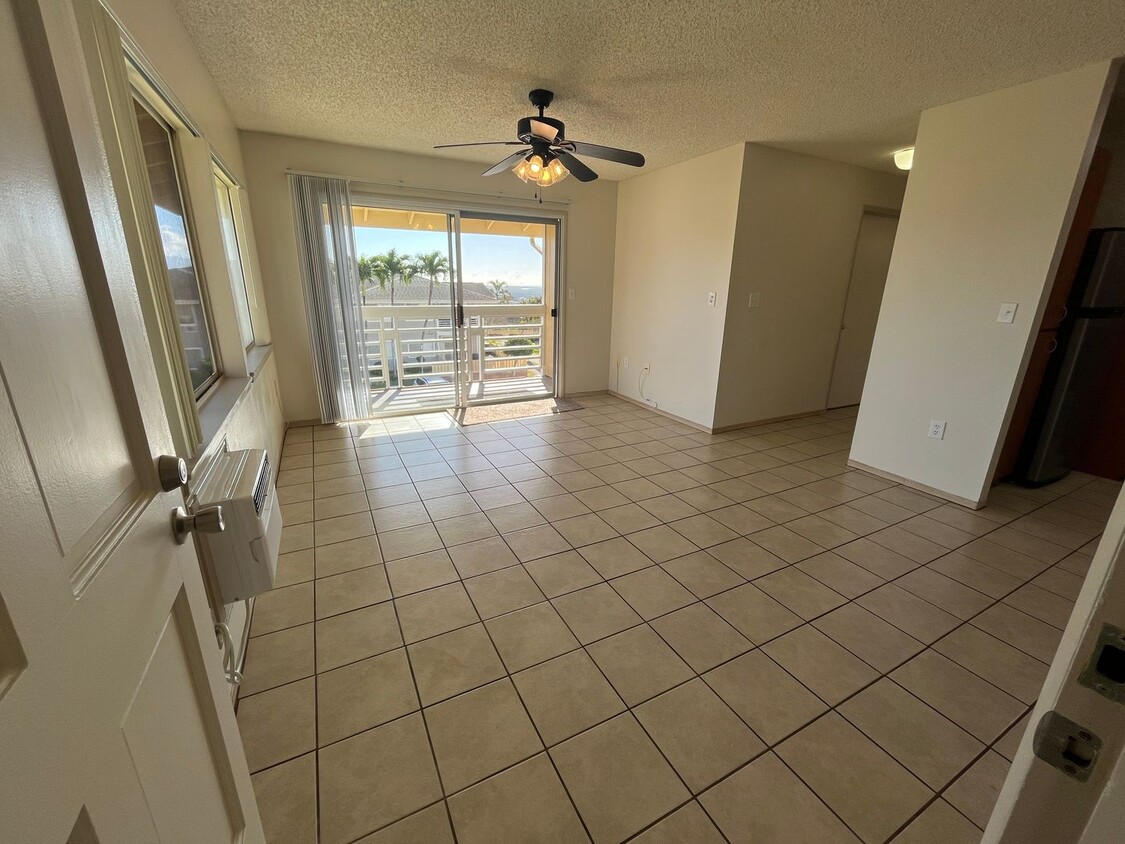 Foto principal - Clean upstairs unit with beautiful ocean v...