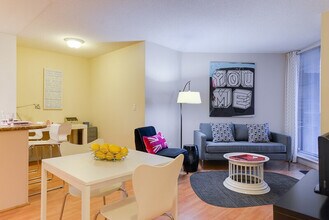 Building Photo - 203 Adelaide St W