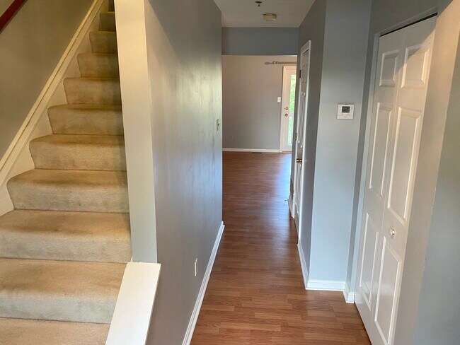 Building Photo - 202 Meadowview Dr