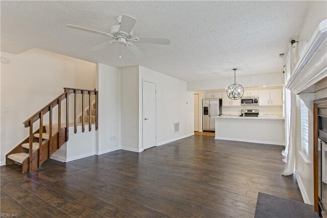 Building Photo - 111 Castilian Dr