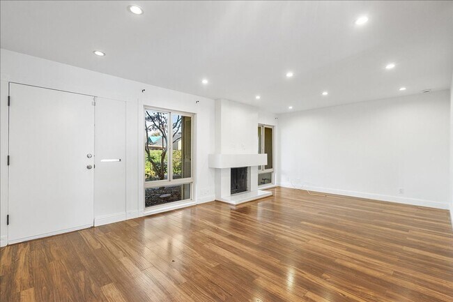 Foto del edificio - 3031 Flora Vista