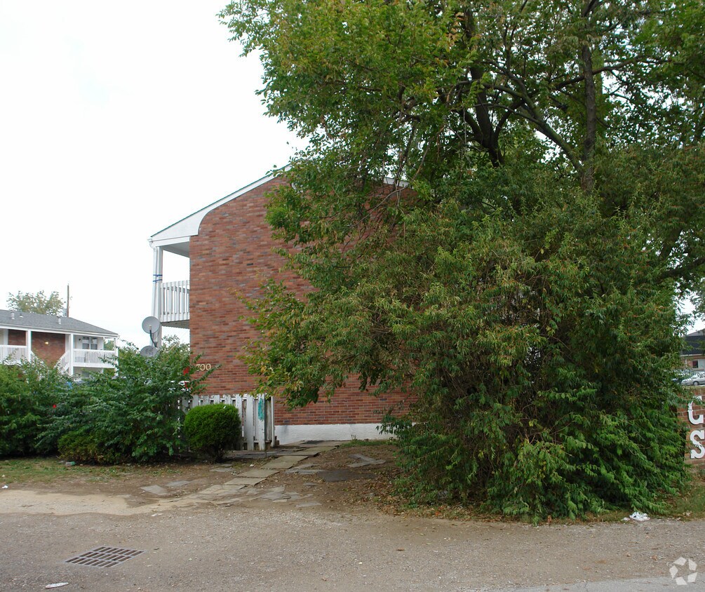 Building Photo - 700 Riverview Dr