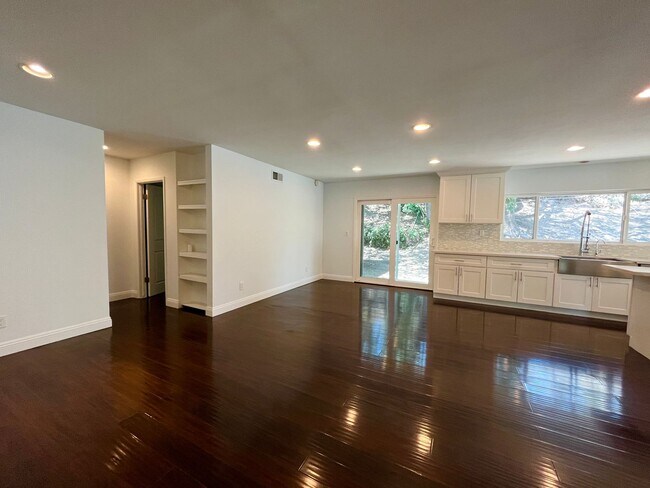 Foto del edificio - Superb single-story, four-bedroom complete...