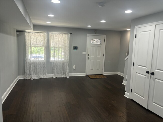 Building Photo - 3573 Shannon Dr