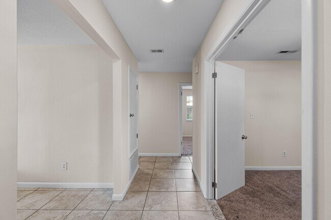 Building Photo - 137 Deville Dr