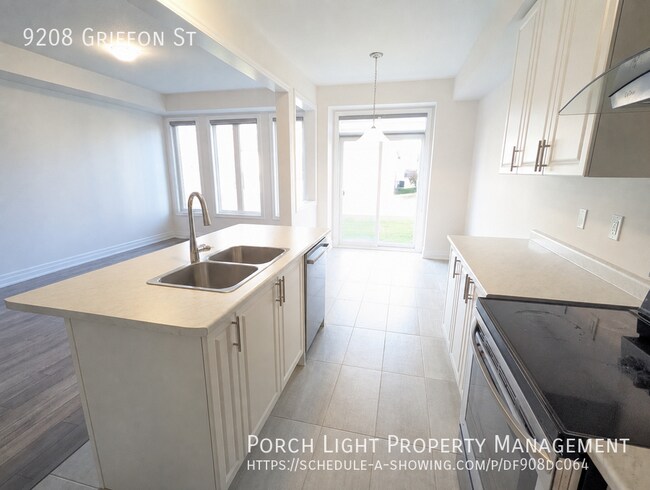 Photo du bâtiment - Amazing Chippawa Location! 3 Bedroom 3 Bathroom Basement Garage
