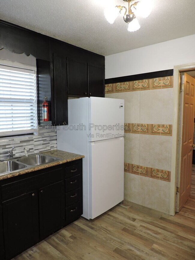 Foto del edificio - 9610 Bowman Ave