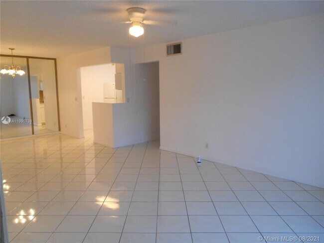 Building Photo - 6295 Bay Club Dr
