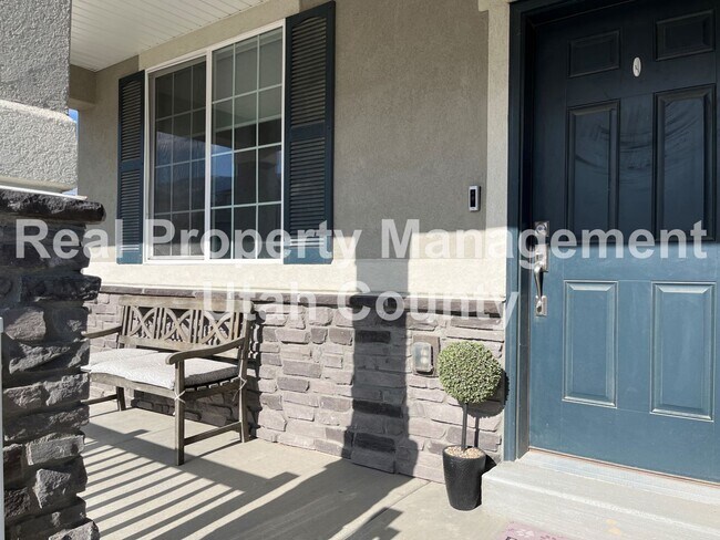 Building Photo - Spacious Home in Saratoga Springs